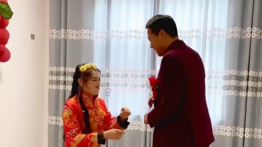 网传一公职人员醉酒在门店内小便，还辱骂门店相关人员