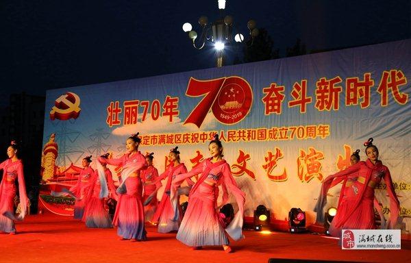 民国奇葩女凌海霞爱上了闺蜜张元和,在张结婚后强行带走了其女儿