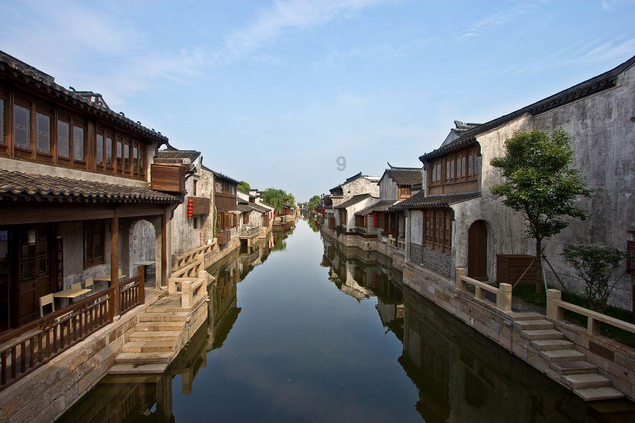 逃离废弃高校